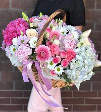 Композиция солнечный день в Шипуново Цветочная композиция из Розы, Хризантемы, Пионы и Лизиантусы в корзине в Шипуново