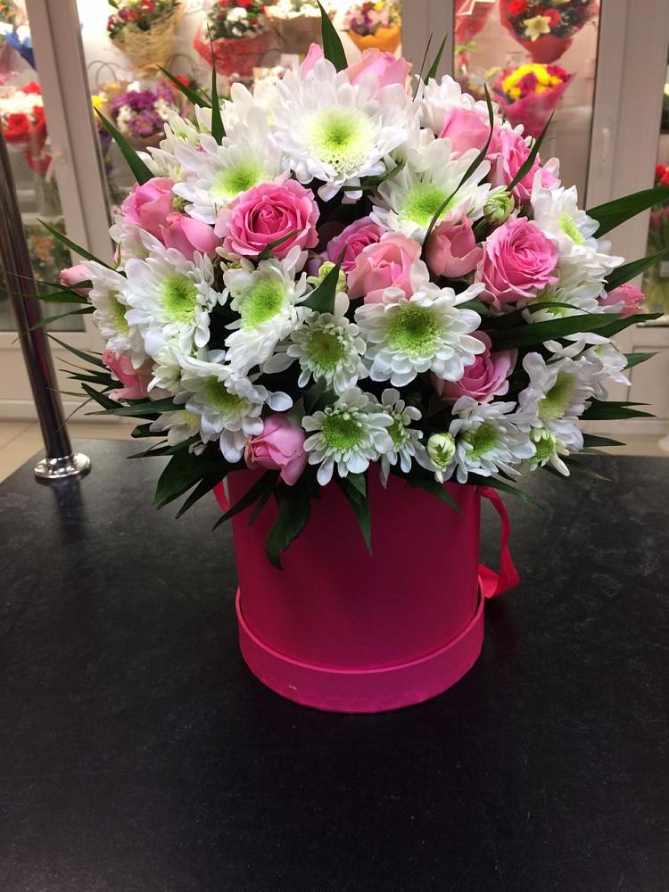 Цветочная композиция из Розы и Хризантемы в шляпной коробке в Шипуново